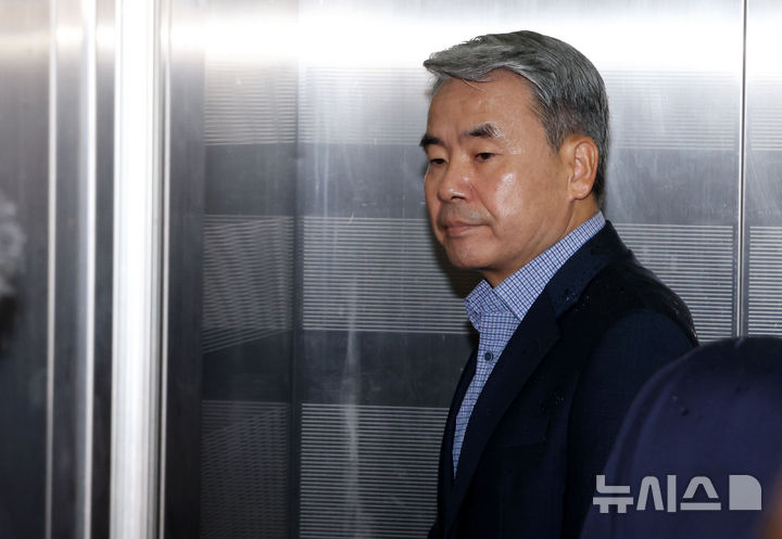 [서울=뉴시스] 홍효식 기자 = 이종섭 전 국방부 장관이 17일 오전 서울 서초구 순직해병 특검 사무실에 참고인 신분으로 조사를 받기 위해 출석하고 있다. 2025.09.17. yesphoto@newsis.com