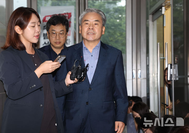 [서울=뉴시스] 홍효식 기자 = 이종섭 전 국방부 장관이 17일 오전 서울 서초구 순직해병 특검 사무실에 참고인 신분으로 조사를 받기 위해 출석하고 있다. 2025.09.17. yesphoto@newsis.com