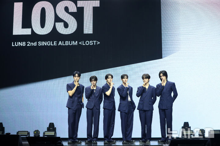 [서울=뉴시스] 김혜진 기자 = 그룹 루네이트(왼쪽부터 준우, 유우마, 타쿠마, 이안, 진수, 카엘)가 17일 오전 서울 광진구 예스24라이브홀에서 열린 두 번재 싱글앨범 '로스트' 발매 기념 쇼케이스에서 포즈를 취하고 있다. 2025.09.17. jini@newsis.com