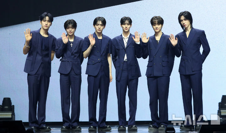 [서울=뉴시스] 김혜진 기자 = 그룹 루네이트(왼쪽부터 준우, 유우마, 타쿠마, 이안, 진수, 카엘)가 17일 오전 서울 광진구 예스24라이브홀에서 열린 두 번재 싱글앨범 '로스트' 발매 기념 쇼케이스에서 포즈를 취하고 있다. 2025.09.17. jini@newsis.com