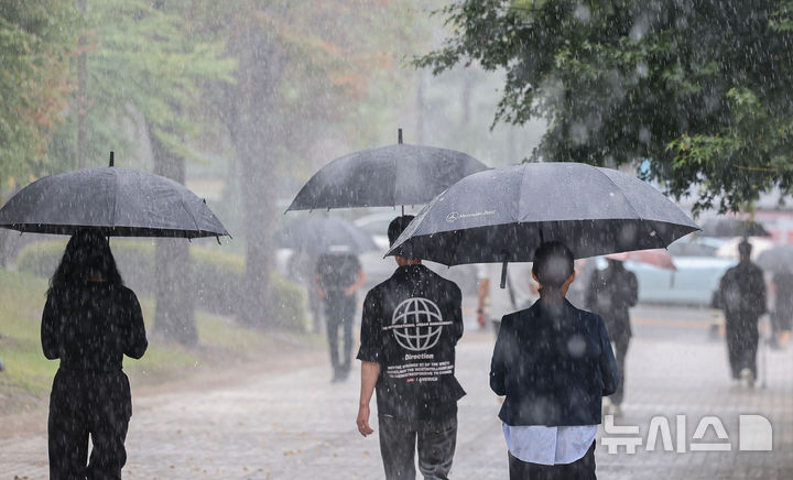 [서울=뉴시스] 권창회 기자 = 서울을 비롯한 전국에 비가 예보된 17일 오전 서울 서초구 서울중앙지법 인근에서 시민들이 우산을 쓰고 이동하고 있다. 2025.09.17. kch0523@newsis.com