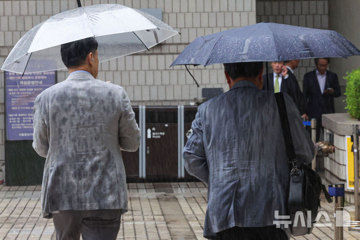 [서울=뉴시스] 권창회 기자 = 서울을 비롯한 전국에 비가 예보된 17일 오전 서울 서초구 서울중앙지법 인근에서 시민들이 우산을 쓰고 이동하고 있다. 2025.09.17. kch0523@newsis.com
