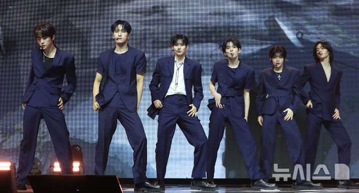 [서울=뉴시스] 김혜진 기자 = 그룹 루네이트가 17일 오전 서울 광진구 예스24라이브홀에서 열린 두 번재 싱글앨범 '로스트' 발매 기념 쇼케이스에서 무대를 선보이고 있다. 2025.09.17. jini@newsis.com