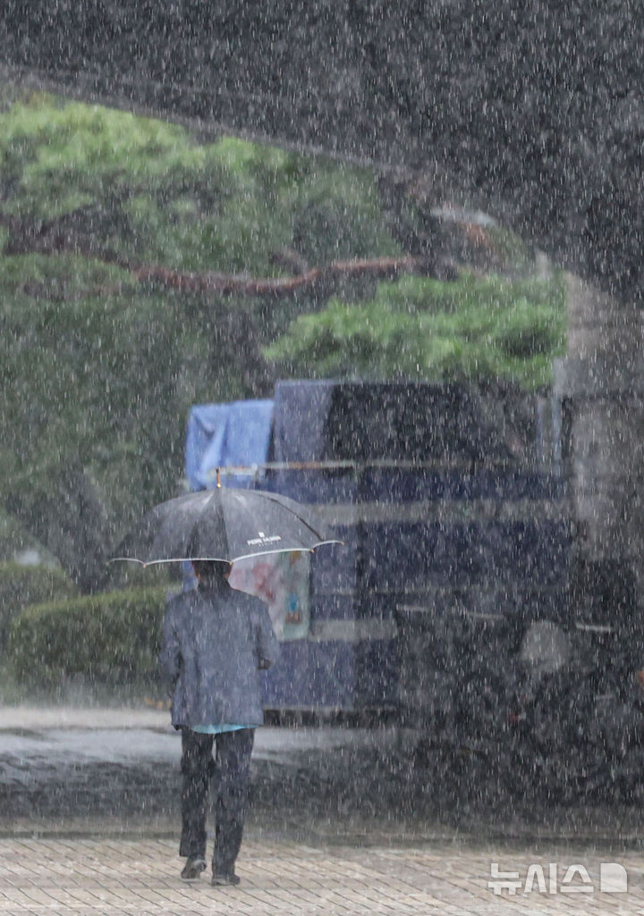 [서울=뉴시스] 권창회 기자 = 서울을 비롯한 전국에 비가 예보된 17일 오전 서울 서초구 서울중앙지법 인근에서 시민들이 우산을 쓰고 이동하고 있다. 2025.09.17. kch0523@newsis.com