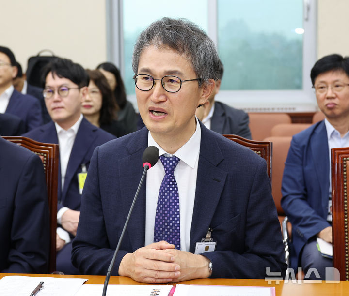 [서울=뉴시스] 김금보 기자 = 김승룡 소방청장 직무대행이 17일 오전 서울 여의도 국회에서 열린 행정안전위원회 전체회의에서 인사말을 하고 있다. 2025.09.17. kgb@newsis.com