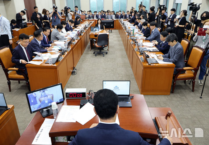 [서울=뉴시스] 김금보 기자 = 신정훈 국회 행정안전위원회 위원장이 17일 오전 서울 여의도 국회에서 열린 전체회의에서 의사봉을 두드리고 있다. 행안위는 정부조직법 일부개정법률안 등 소관 법안을 일괄상정하고 대체토론에 들어갔다. 2025.09.17. kgb@newsis.com