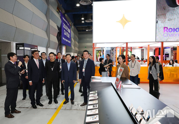 [서울=뉴시스] 배훈식 기자 = 최휘영 문화체육관광부 장관이 17일 오전 서울 강남구 코엑스에서 열린 국제방송영상마켓(BCWW2025) 전시장을 둘러보고 있다. 2025.09.17. dahora83@newsis.com