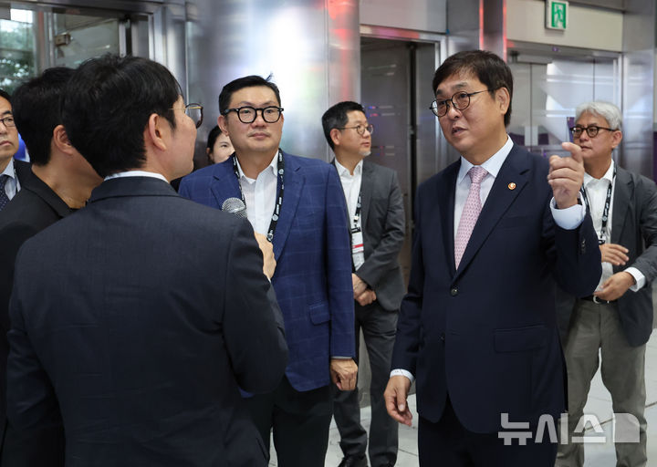 [서울=뉴시스] 배훈식 기자 = 최휘영 문화체육관광부 장관이 17일 오전 서울 강남구 코엑스에서 열린 국제방송영상마켓(BCWW2025) 전시장을 둘러보고 있다. 2025.09.17. dahora83@newsis.com