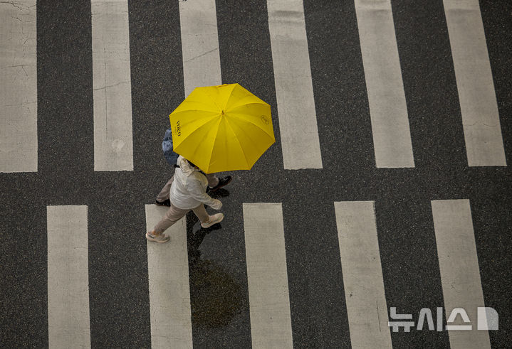 [서울=뉴시스] 정병혁 기자 = 17일 서울 성동구 왕십리역 인근에서 우산을 쓴 시민들이 이동하고 있다. 2025.09.17. jhope@newsis.com