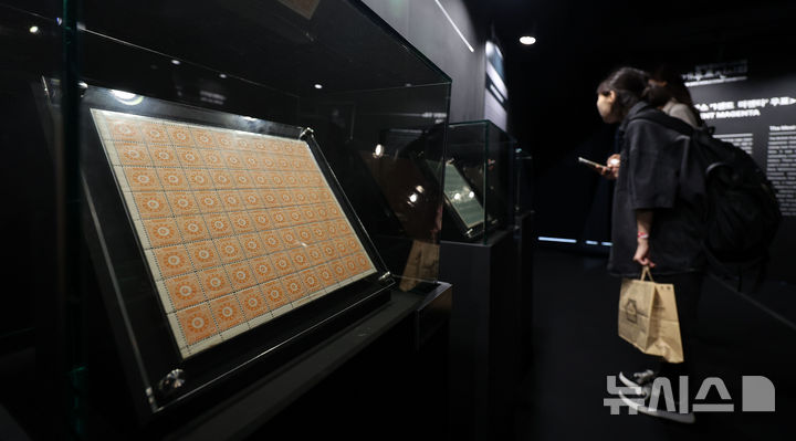 [서울=뉴시스] 김선웅 기자 = 17일 서울 강서구 코엑스 마곡에서 열린 세계우표전시회 필라코리아(philakorea) 2025에서 1884년 발행된 우리나라 최초 우표 문위우표가 전시돼있다. 2025.09.17. mangusta@newsis.com