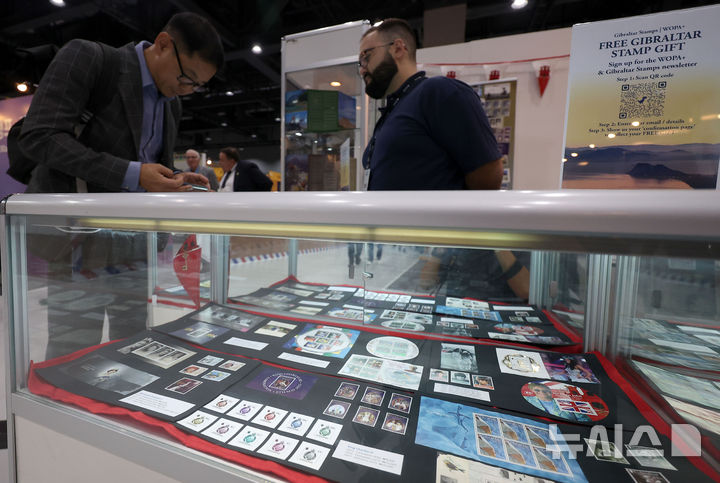 [서울=뉴시스] 김선웅 기자 = 17일 서울 강서구 코엑스 마곡에서 열린 세계우표전시회 필라코리아(philakorea) 2025에서 전 세계 다양한 우표가 전시돼있다. 2025.09.17. mangusta@newsis.com