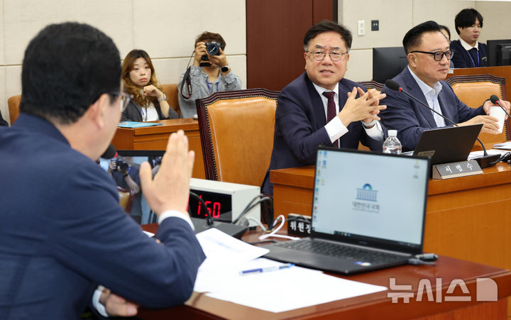 [서울=뉴시스] 김금보 기자 = 서범수 국회 행정안전위원회 국민의힘 간사가 17일 오전 서울 여의도 국회에서 열린 전체회의에서 정부조직법 일부개정법률안 상정을 앞두고 의사진행 발언을 신청하고 있다. 2025.09.17. kgb@newsis.com