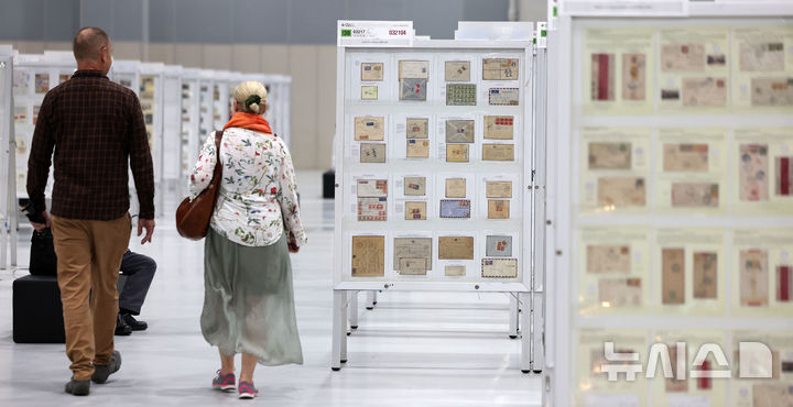[서울=뉴시스] 김선웅 기자 = 17일 서울 강서구 코엑스 마곡에서 열린 세계우표전시회 필라코리아(philakorea) 2025에서 전 세계 다양한 우표가 전시돼있다. 2025.09.17. mangusta@newsis.com