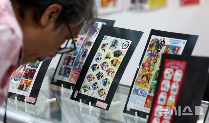 [서울=뉴시스] 김선웅 기자 = 17일 서울 강서구 코엑스 마곡에서 열린 세계우표전시회 필라코리아(philakorea) 2025에서 전 세계 다양한 우표가 전시돼있다. 2025.09.17. mangusta@newsis.com