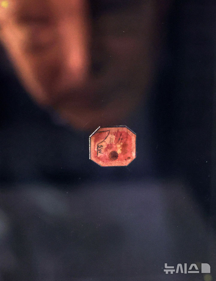 [서울=뉴시스] 김선웅 기자 = 17일 서울 강서구 코엑스 마곡에서 열린 세계우표전시회 필라코리아(philakorea) 2025에서 세계에서 가장 비싼 우표(115억원)이자 단 한 장만 남아있는 1센트 마젠타 우표가 전시돼있다. 2025.09.17. mangusta@newsis.com