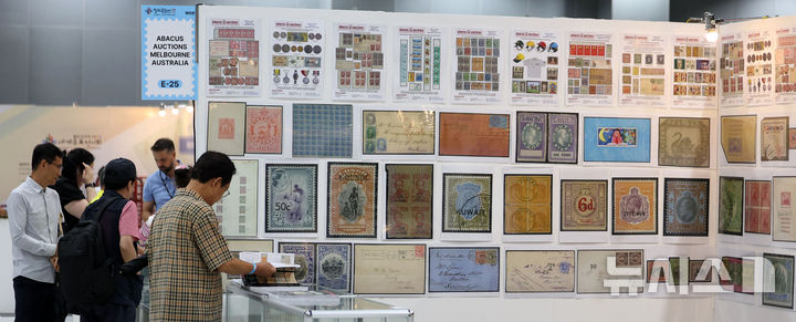 [서울=뉴시스] 김선웅 기자 = 17일 서울 강서구 코엑스 마곡에서 열린 세계우표전시회 필라코리아(philakorea) 2025에서 전 세계 다양한 우표가 전시돼있다. 2025.09.17. mangusta@newsis.com