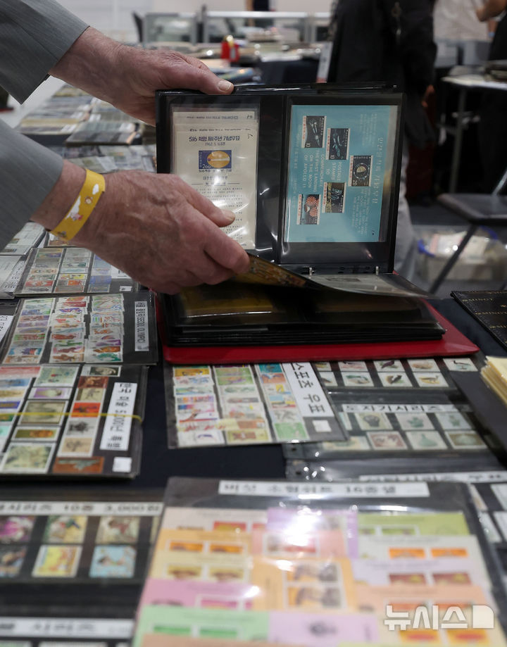 [서울=뉴시스] 김선웅 기자 = 17일 서울 강서구 코엑스 마곡에서 열린 세계우표전시회 필라코리아(philakorea) 2025에서 전 세계 다양한 우표가 전시돼있다. 2025.09.17. mangusta@newsis.com