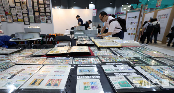[서울=뉴시스] 김선웅 기자 = 17일 서울 강서구 코엑스 마곡에서 열린 세계우표전시회 필라코리아(philakorea) 2025에서 전 세계 다양한 우표가 전시돼있다. 2025.09.17. mangusta@newsis.com