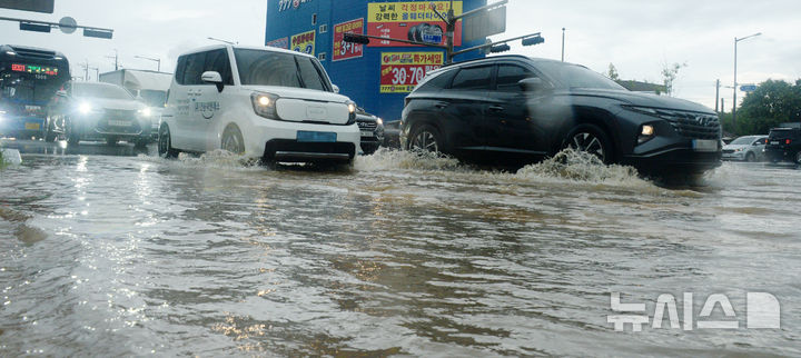 [전주=뉴시스] 김얼 기자 = 전북 전주시에 갑작스러운 폭우가 쏟아져 내린 지난 17일 전주시 효천사거리가 침수되어 있다. (사진=뉴시스DB) pmkeul@newsis.com
