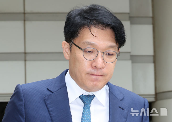 [서울=뉴시스] 권창회 기자 = 정치자금법 위반과 청탁금지법 위반 혐의를 받는 김상민 전 부장검사가 17일 서울 서초구 서울중앙지법에서 열린 구속 전 피의자 심문(영장실질심사)에 출석하고 있다. (공동취재) 2025.09.17. photo@newsis.com