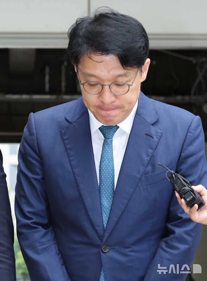 [서울=뉴시스] 권창회 기자 = 정치자금법 위반과 청탁금지법 위반 혐의를 받는 김상민 전 부장검사가 17일 서울 서초구 서울중앙지법에서 열린 구속 전 피의자 심문(영장실질심사)에 출석하며 고개를 숙이고 있다. (공동취재) 2025.09.17. photo@newsis.com