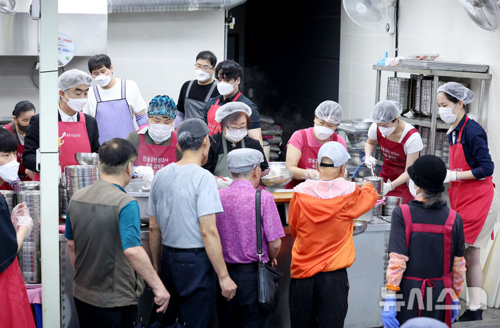 [서울=뉴시스] 김진아 기자 = 염영남 뉴시스 대표이사와 임직원들로 구성된 자원봉사단이 17일 서울 종로구 탑골공원 원각사 무료급식소에서 점심 배식 봉사를 하고 있다. 2025.09.17. bluesoda@newsis.com