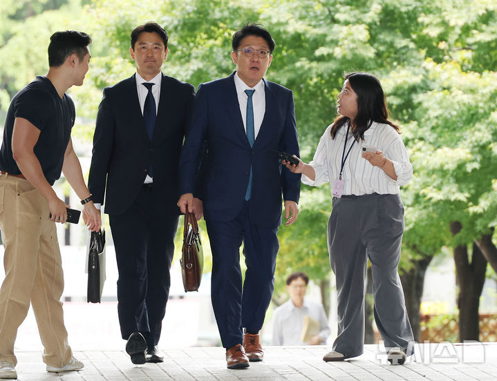 [서울=뉴시스] 권창회 기자 = 정치자금법 위반과 청탁금지법 위반 혐의를 받는 김상민 전 부장검사가 17일 서울 서초구 서울중앙지법에서 열린 구속 전 피의자 심문(영장실질심사)에 출석하고 있다. (공동취재) 2025.09.17. photo@newsis.com