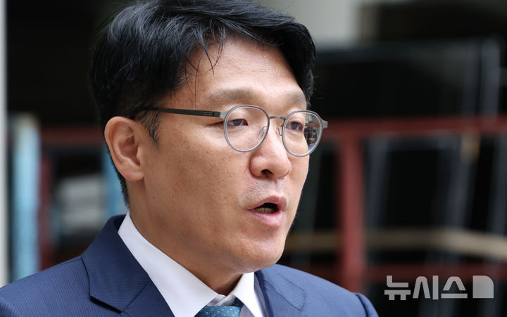 [서울=뉴시스] 권창회 기자 = 정치자금법 위반과 청탁금지법 위반 혐의를 받는 김상민 전 부장검사가 17일 서울 서초구 서울중앙지법에서 열린 구속 전 피의자 심문(영장실질심사)에 출석하며 발언하고 있다. (공동취재) 2025.09.17. photo@newsis.com