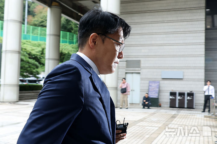 [서울=뉴시스] 권창회 기자 = 정치자금법 위반과 청탁금지법 위반 혐의를 받는 김상민 전 부장검사가 지난달 17일 서울 서초구 서울중앙지법에서 열린 구속 전 피의자 심문(영장실질심사)에 출석하고 있다. (공동취재) 2025.09.17. photo@newsis.com