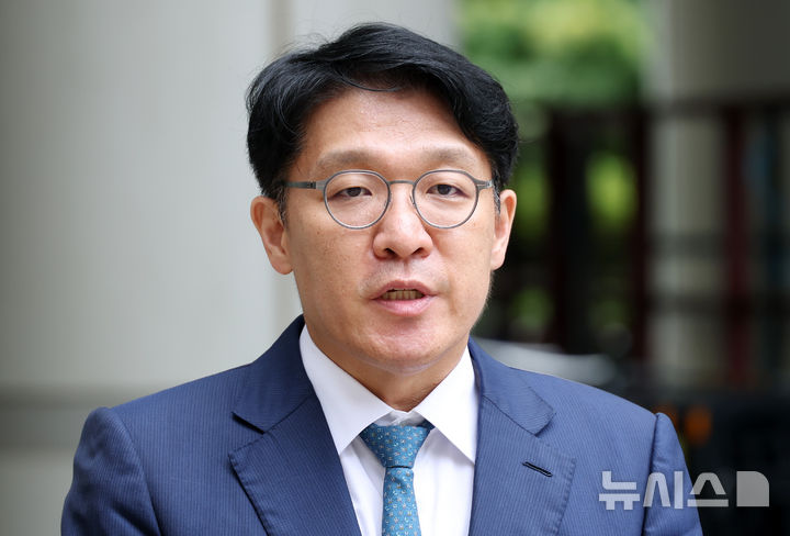 [서울=뉴시스] 권창회 기자 = 정치자금법 위반과 청탁금지법 위반 혐의를 받는 김상민 전 부장검사가 17일 서울 서초구 서울중앙지법에서 열린 구속 전 피의자 심문(영장실질심사)에 출석하며 발언하고 있다. (공동취재) 2025.09.17. photo@newsis.com