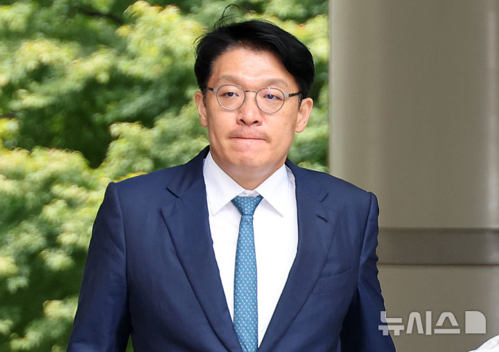 [서울=뉴시스] 권창회 기자 = 정치자금법 위반과 청탁금지법 위반 혐의를 받는 김상민 전 부장검사가 17일 서울 서초구 서울중앙지법에서 열린 구속 전 피의자 심문(영장실질심사)에 출석하고 있다. (공동취재) 2025.09.17. photo@newsis.com