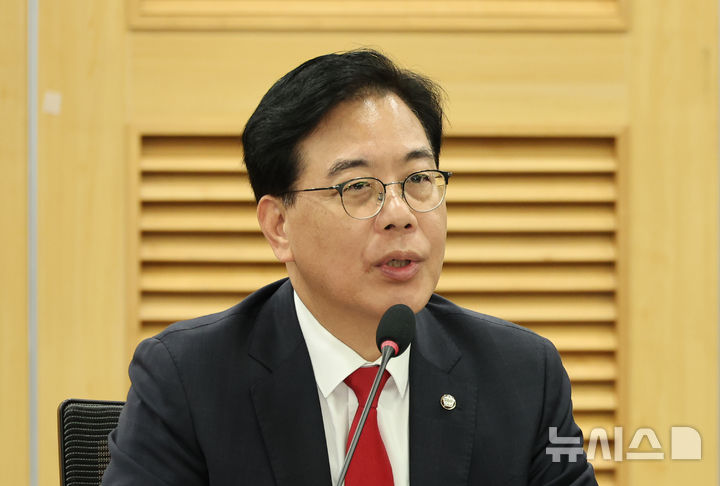 [서울=뉴시스] 김금보 기자 = 송언석 국민의힘 원내대표가 17일 오후 서울 여의도 국회 의원회관에서 열린 '방산수출 활성화와 핵심 장비, 부품 국산화 제고 방안 세미나'에서 발언을 하고 있다. 2025.09.17. kgb@newsis.com