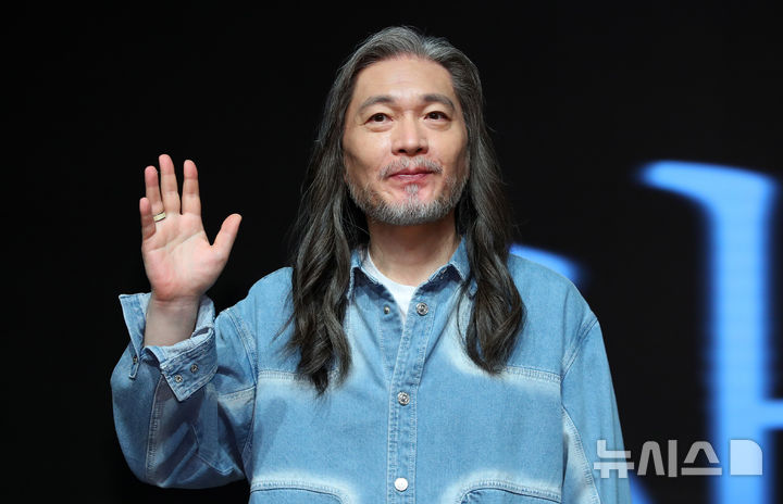 [서울=뉴시스] 김혜진 기자 = 가수 임재범이 17일 오후 서울 강남구 일지아트홀에서 열린 40주년 기념 전국투어 및 8집 선공개 기자간담회에서 포즈를 취하고 있다. 2025.09.17. jini@newsis.com