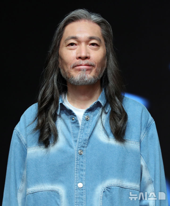 [서울=뉴시스] 김혜진 기자 = 가수 임재범이 17일 오후 서울 강남구 일지아트홀에서 열린 40주년 기념 전국투어 및 8집 선공개 기자간담회에서 포즈를 취하고 있다. 2025.09.17. jini@newsis.com