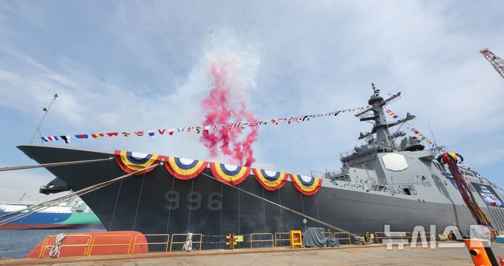 [울산=뉴시스] 배병수 기자 = 해군의 핵심전력인 차세대 이지스 구축함 2번함 ‘다산정약용함’진수식이 17일 울산 동구 HD현대중공업 특수선사업부에서 진행되고 있다. 다산정약용함은 길이 170m, 폭 21m, 경하톤수 약 8200t 규모다. 세종대왕급 이지스구축함에 비해 크기가 커지고 적의 공격으로부터 함정을 보호하는 스텔스 성능도 강화되는 등 전반적인 전투능력이 더욱 향상됐다. 2025.09.17.bbs@newsis.com.
