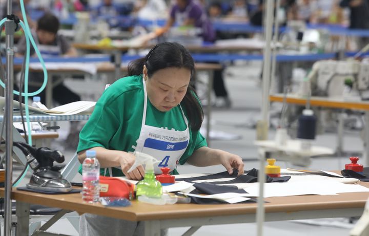 [서울=뉴시스] 지난해 9월 17일 강원도 강릉스피드스케이팅경기장에서 열린 제42회 전국장애인기능경기대회에서 양복 직종에 참가한 선수가 집중해 양복을 손질하고 있다. (사진=전국장애인기능경기대회 제공) 2025.09.17. photo@newsis.com *재판매 및 DB 금지