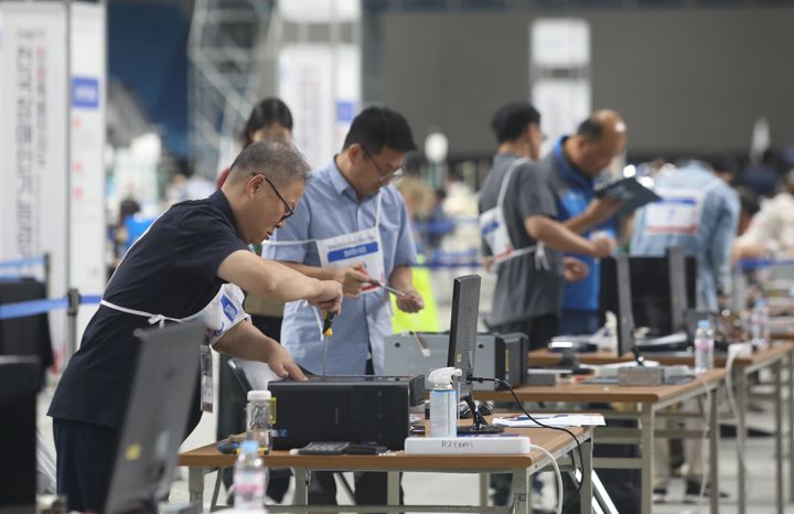[서울=뉴시스] 지난 9월 17일 강원도 강릉스피드스케이팅경기장에서 열린 제42회 전국장애인기능경기대회에서 컴퓨터수리 직종에 참가한 선수들이 실력을 겨루고 있다. (사진=전국장애인기능경기대회 제공) 2025.09.17. photo@newsis.com *재판매 및 DB 금지