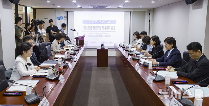 [서울=뉴시스] 김근수 기자 = 정은경 보건복지부 장관이 지난해 9월 17일 서울 중구 아동권리보장원 국제회의실에서 열린 제1차 입양정책위원회의에서 모두발언을 하는 모습. 2025.09.17. ks@newsis.com