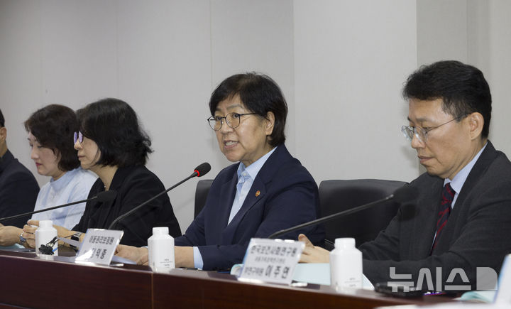 [서울=뉴시스] 김근수 기자 = 정은경 보건복지부 장관이 지난달 17일 서울 중구 아동권리보장원 국제회의실에서 열린 제1차 입양정책위원회의에서 모두발언을 하고 있다. 2025.09.17. ks@newsis.com