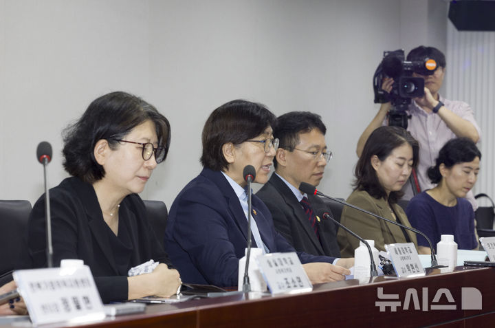 [서울=뉴시스] 김근수 기자 = 정은경 보건복지부 장관이 17일 서울 중구 아동권리보장원 국제회의실에서 열린 제1차 입양정책위원회의에서 모두발언을 하고 있다. 2025.09.17. ks@newsis.com