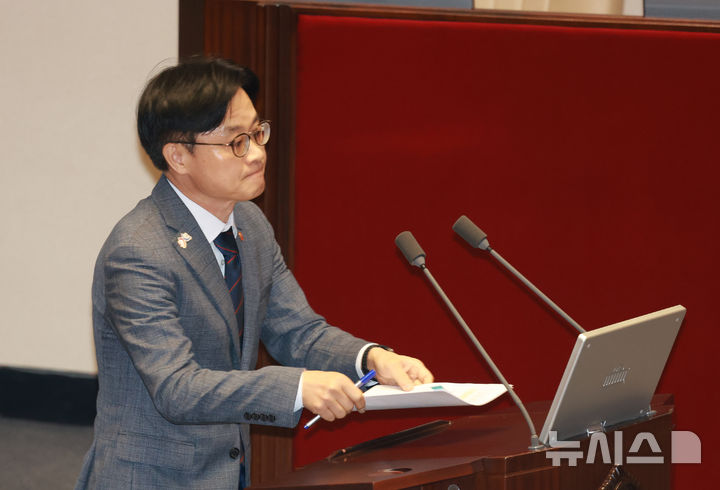 [서울=뉴시스] 고승민 기자 = 김정관 산업통상자원부 장관이 17일 서울 여의도 국회에서 열린 제429회국회(정기회) 제7차 본회의 '경제에 관한 질문'에서 이언주 더불어민주당 최고위원 질의에 답하기 위해 발언대로 나오고 있다. 2025.09.17. kkssmm99@newsis.com