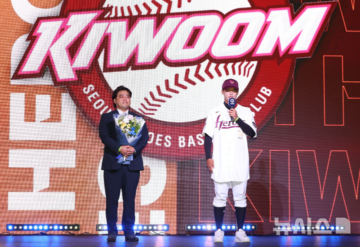 [서울=뉴시스] 황준선 기자 = 17일 오후 서울 송파구 롯데호텔월드에서 열린 2026 KBO 신인 드래프트에서 키움 히어로즈 1라운드 지명된 북일고 박준현이 소감을 밝히고 있다. 2025.09.17. hwang@newsis.com