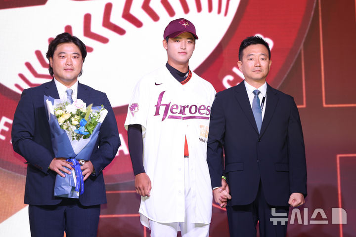 [서울=뉴시스] 황준선 기자 = 17일 오후 서울 송파구 롯데호텔월드에서 열린 2026 KBO 신인 드래프트에서 키움 히어로즈 1라운드 지명된 북일고 박준현(가운데)이 기념촬영을 하고 있다. 왼쪽부터 박준현 아버지 박석민, 박준현, 허필승 키움 히어로즈 단장 2025.09.17. hwang@newsis.com