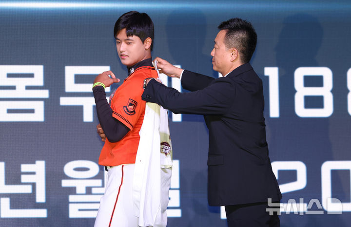 [서울=뉴시스] 황준선 기자 = 17일 오후 서울 송파구 롯데호텔월드에서 열린 2026 KBO 신인 드래프트에서 키움 히어로즈 1라운드 지명된 북일고 박현이 유니폼을 입고 있다. 2025.09.17. hwang@newsis.com