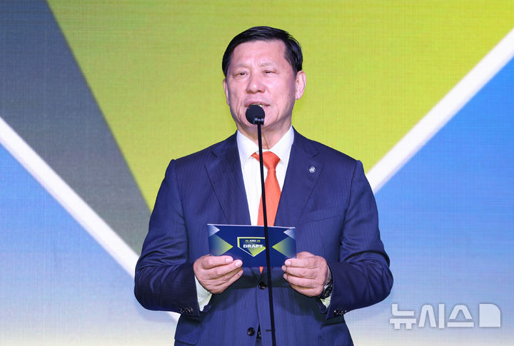 [서울=뉴시스] 황준선 기자 = 허구연 KBO 총재가 17일 오후 서울 송파구 롯데호텔월드에서 열린 2026 KBO 신인 드래프트에서 인사말을 하고 있다. 2025.09.17. hwang@newsis.com