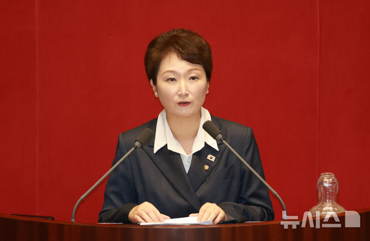 [서울=뉴시스] 고승민 기자 = 이언주 더불어민주당 최고위원이 17일 서울 여의도 국회에서 열린 제429회국회(정기회) 제7차 본회의 '경제에 관한 질문'에서 질의 전 발언하고 있다. 2025.09.17. kkssmm99@newsis.com