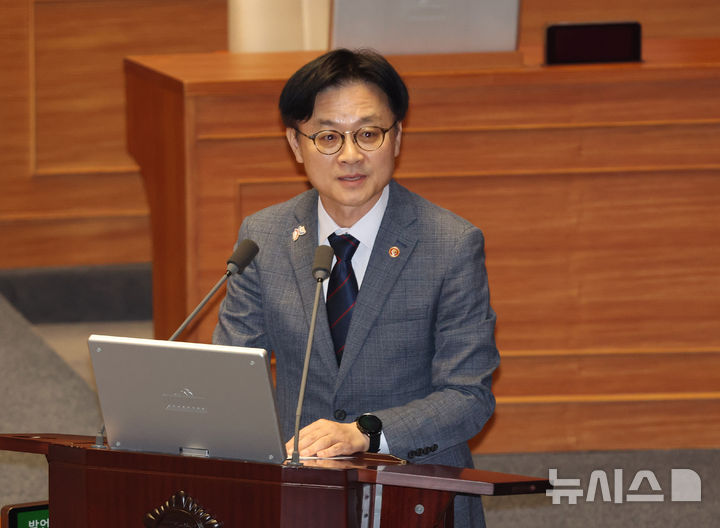 [서울=뉴시스] 김명년 기자 = 김정관 산업통상자원부 장관이 17일 오후 서울 여의도 국회 본회의에서 이언주 더불어민주당 의원의 대정부 질문에 답변하고 있다. 2025.09.17. kmn@newsis.com