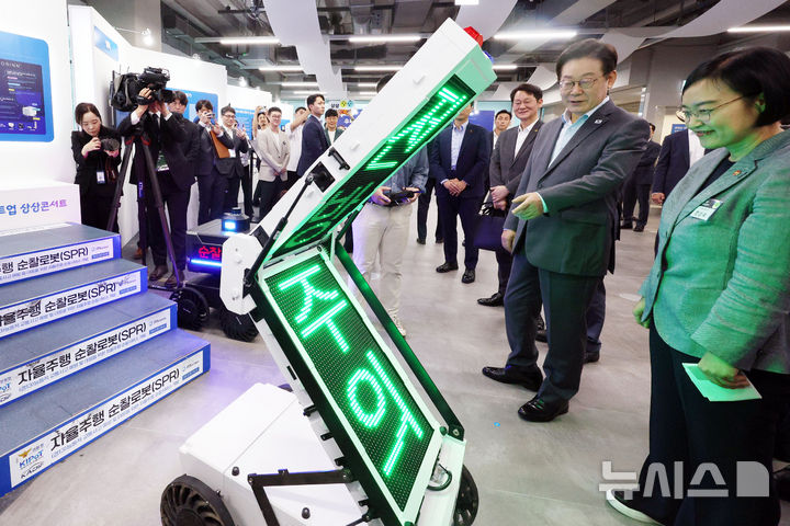 [성남=뉴시스] 고범준 기자 = 이재명 대통령이 17일 경기도 성남시 스타트업 스퀘어에서 스타트업 전시 부스를 방문해 자율주행 순찰 로봇 시연을 관람하고 있다. 2025.09.17. bjko@newsis.com