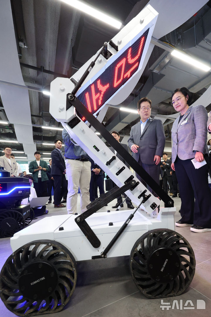 [성남=뉴시스] 고범준 기자 = 이재명 대통령이 17일 경기도 성남시 스타트업 스퀘어에서 스타트업 전시 부스를 방문해 자율주행 순찰 로봇 시연을 관람하고 있다. 2025.09.17. bjko@newsis.com