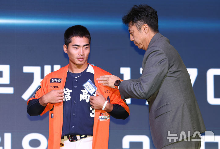 [서울=뉴시스] 황준선 기자 = 17일 오후 서울 송파구 롯데호텔월드에서 열린 2026 KBO 신인 드래프트에서 한화 이글스 1라운드 지명된 유신고 오재원이 구단 유니폼을 입고 있다. 2025.09.17. hwang@newsis.com